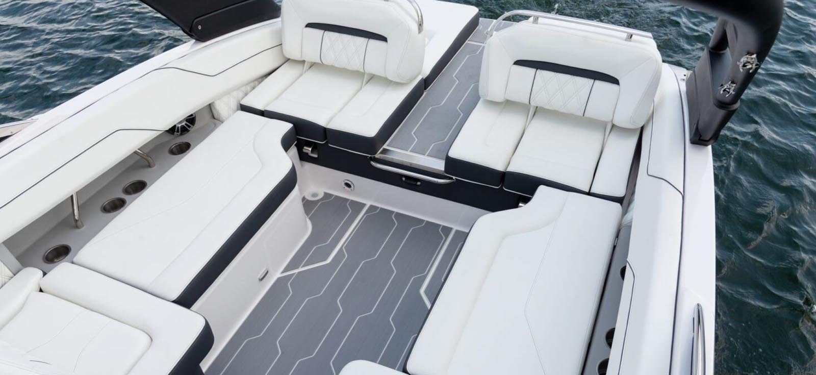 VR4 Series Deck Boats