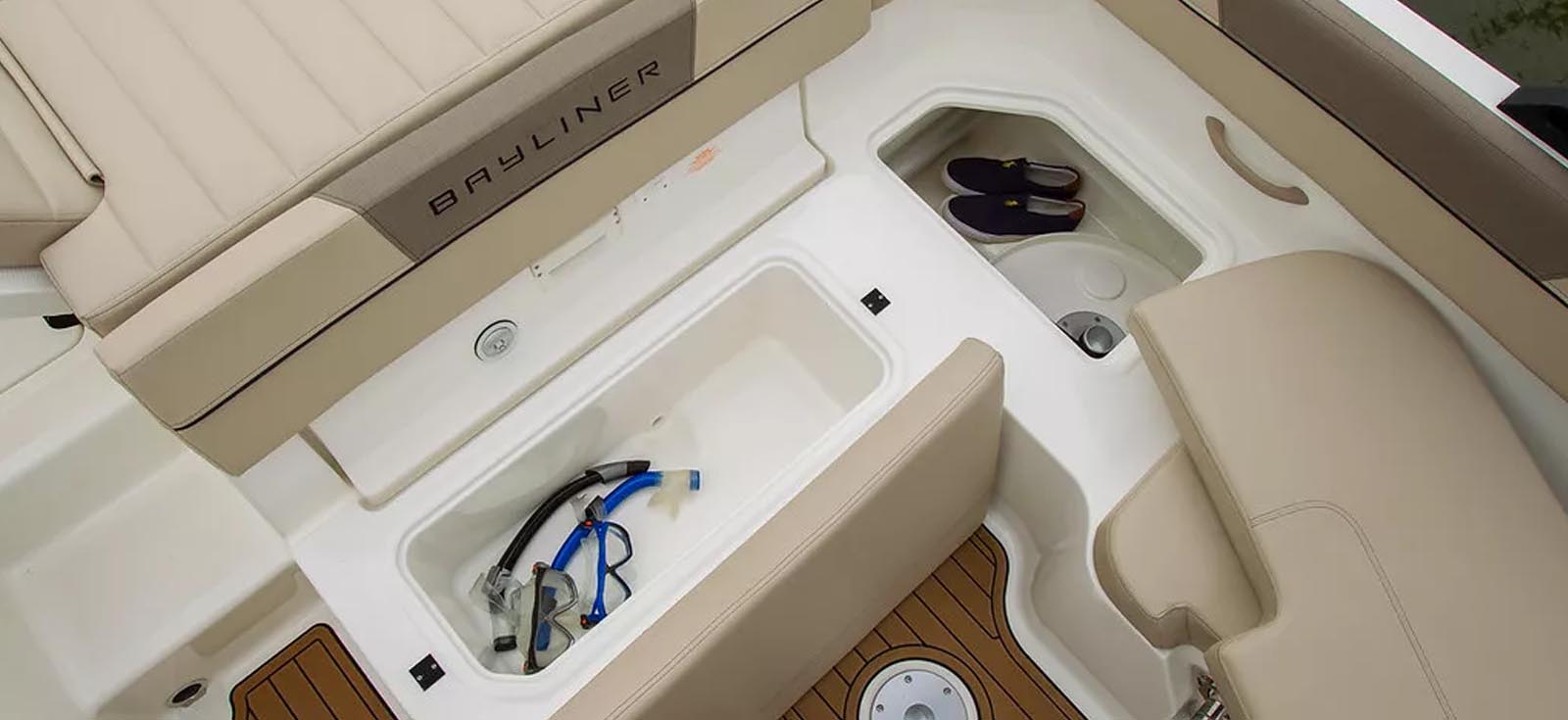 VR4 Series Deck Boats