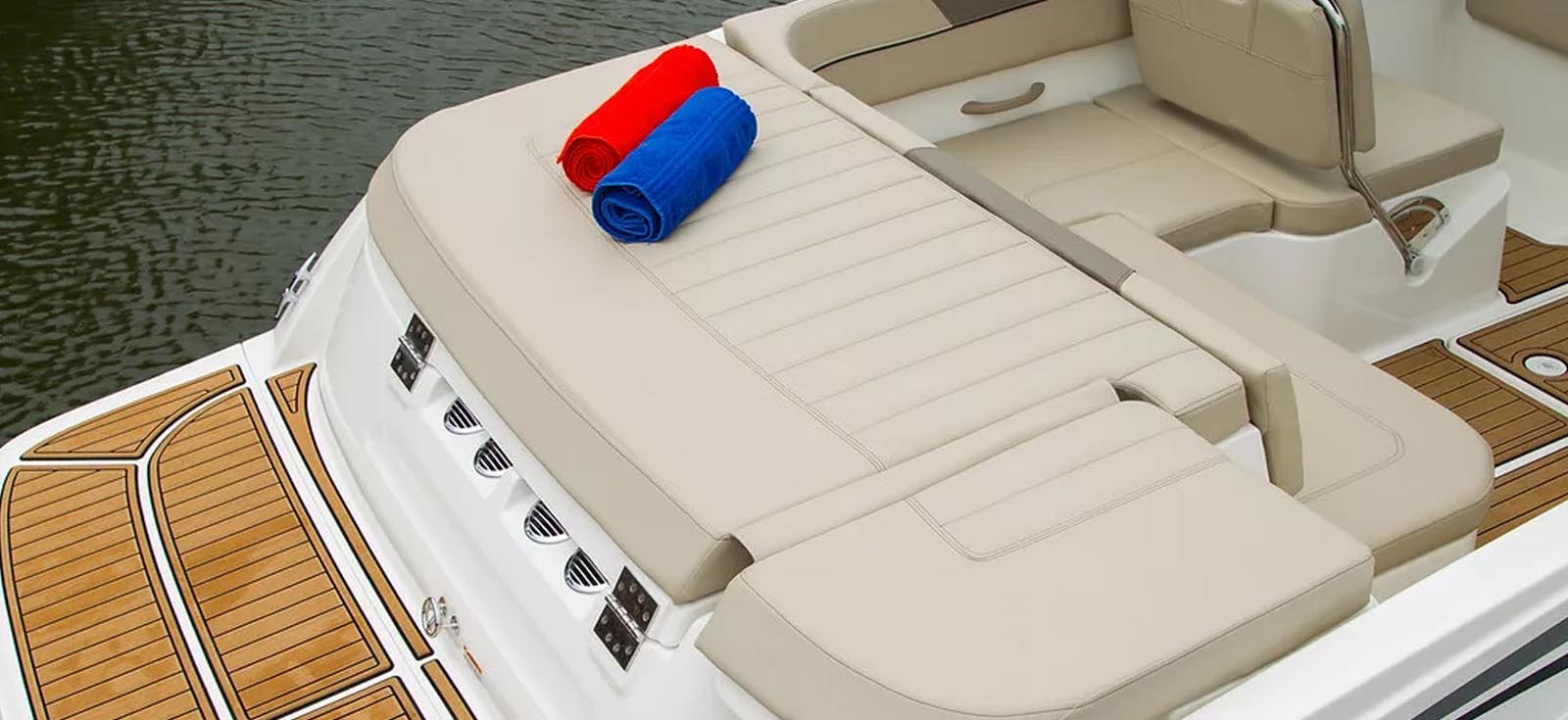 VR4 Series Deck Boats