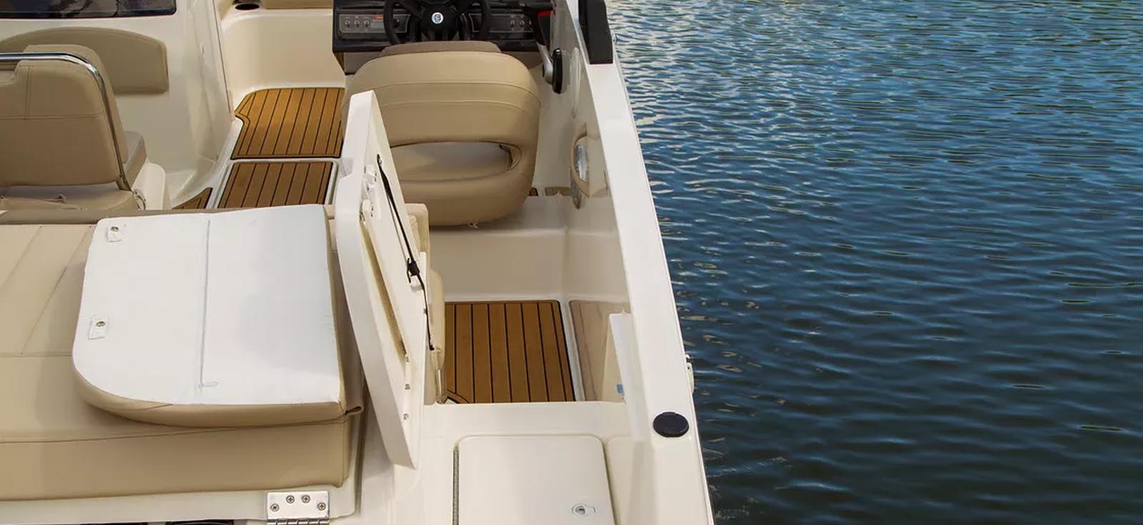 VR4 Series Deck Boats